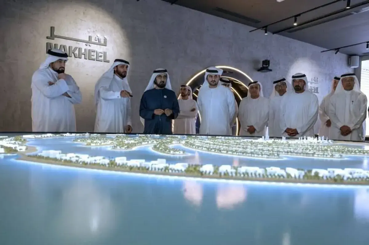 Group of men in traditional Emirati attire.